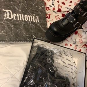 Demonia original matte low trinity boots
